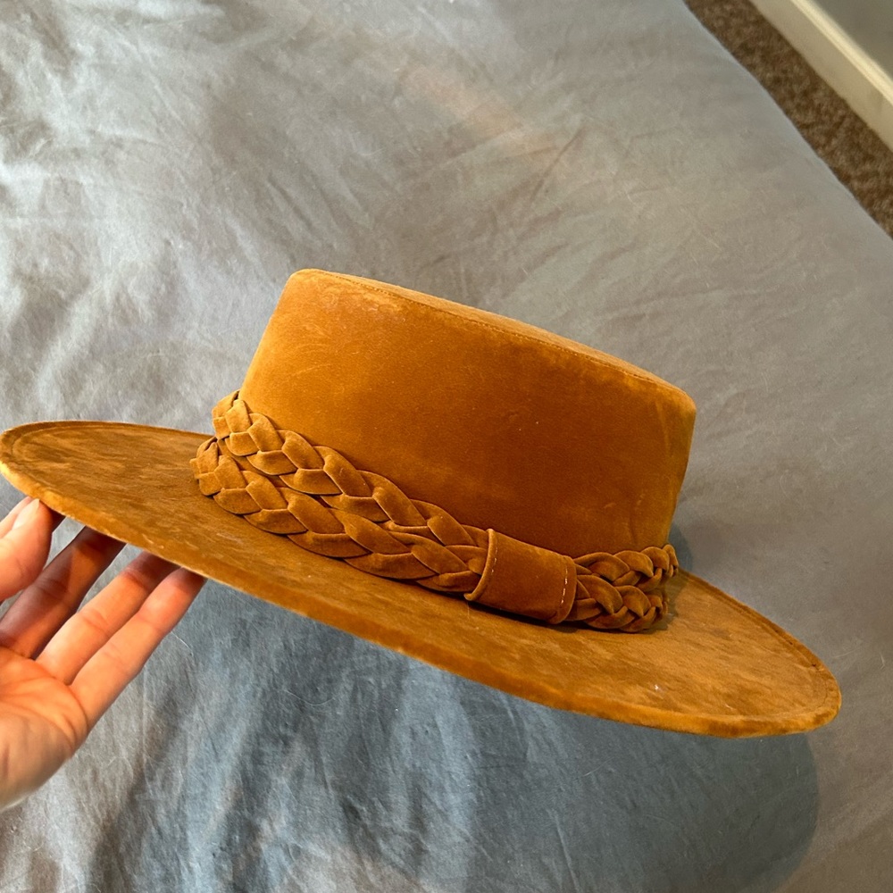 FLAT BRIMMED ASN HAT